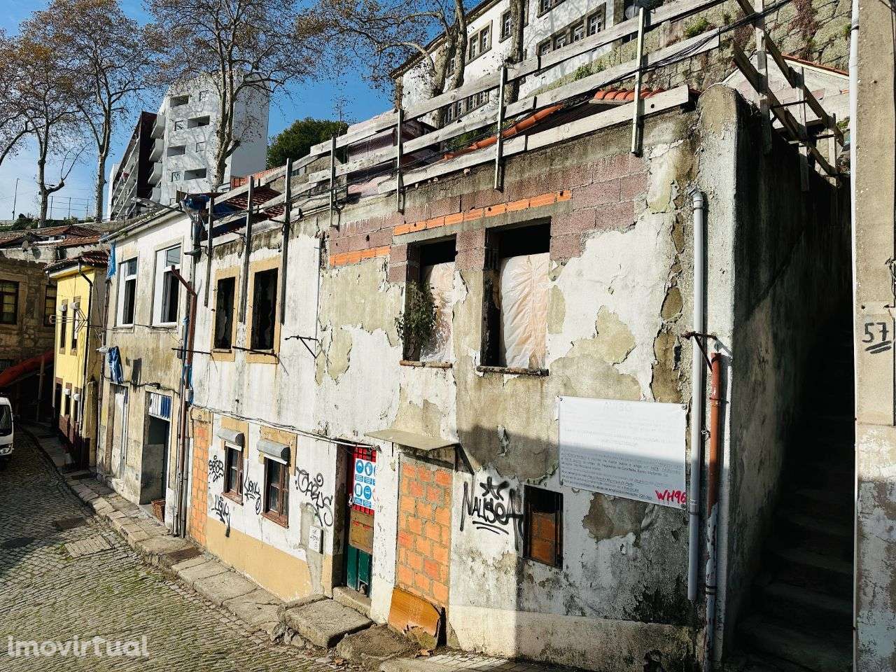 Prédio três T2 recuperar vistas Douro -Projeto aprovado zona histórica - Grande imagem: 2/32