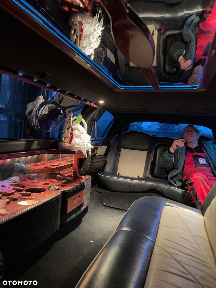Lincoln Town Car - 8