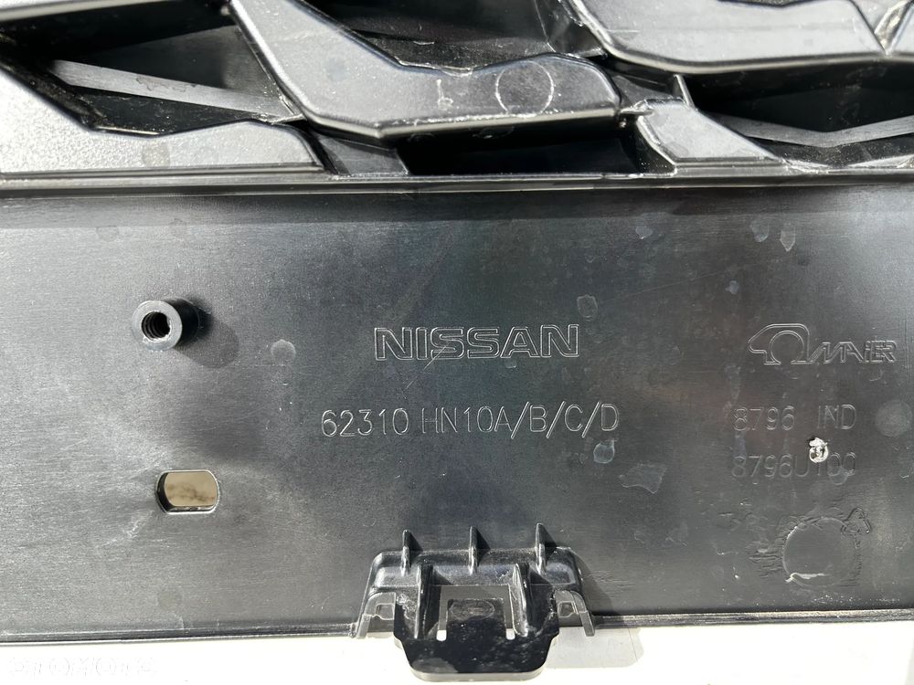 NISSAN QASHQAI III J12 LIFT 62310HN10A ATRAPA ZDERZAKA GRILL POD KAMERĘ ORYGINAŁ - 4