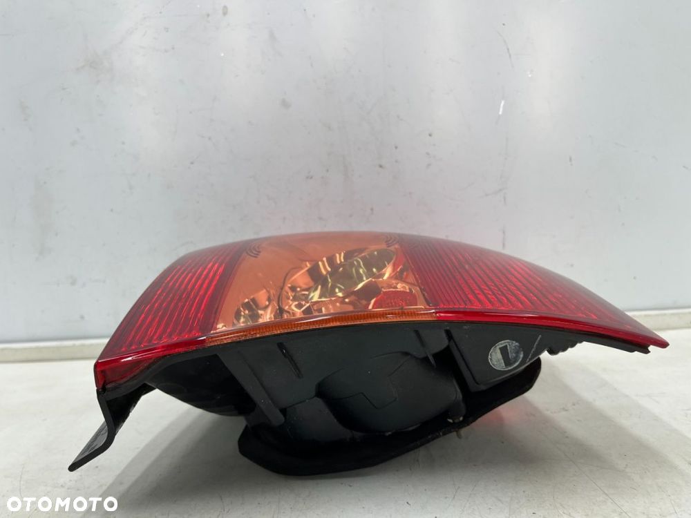 Lampa Toyota Corolla IX E12 HB hatchback LIFT 04-07r. prawa tylna w błotnik oryginalna prawy tył - 11