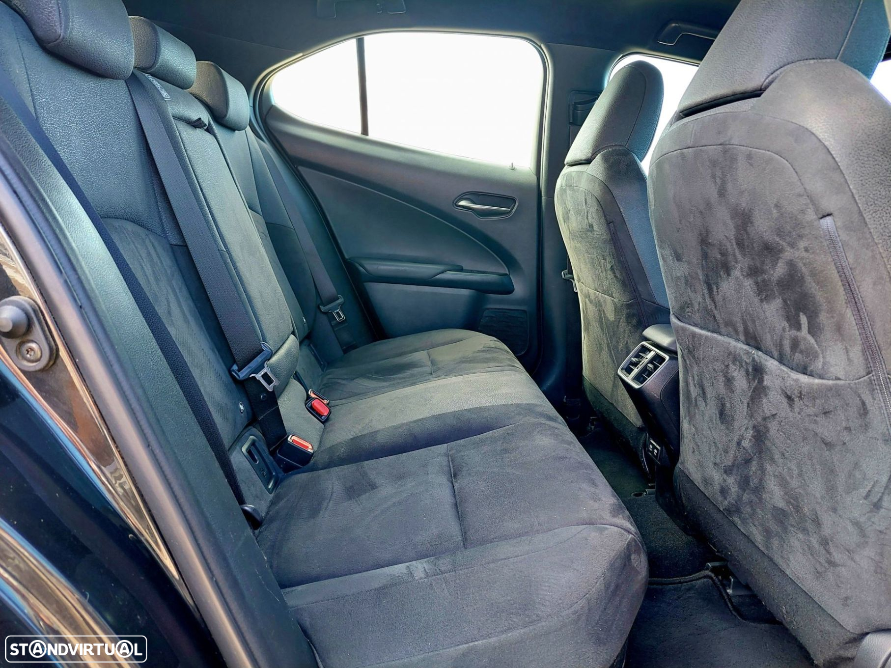 Lexus UX 250h Business - 17