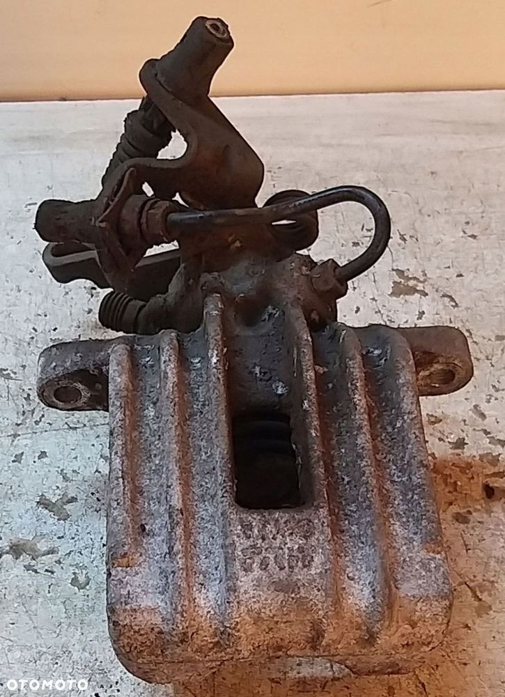 GOLF V 5 OCTAVIA II ZACISK TYŁ TYLNY TYLNI PRAWY - 1