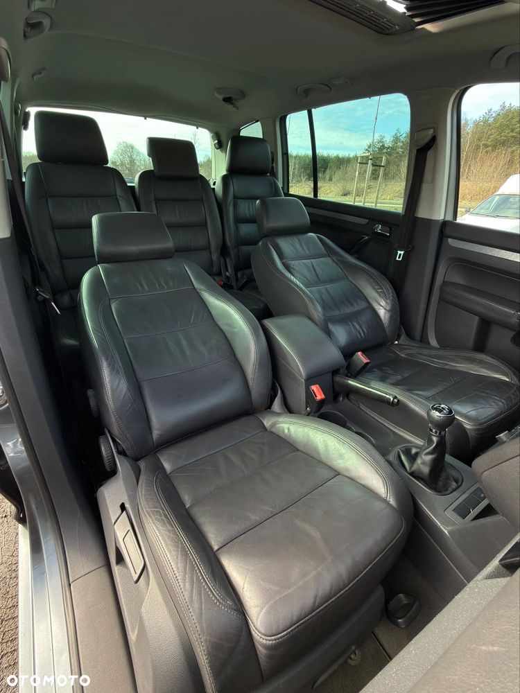 Volkswagen Touran - 11
