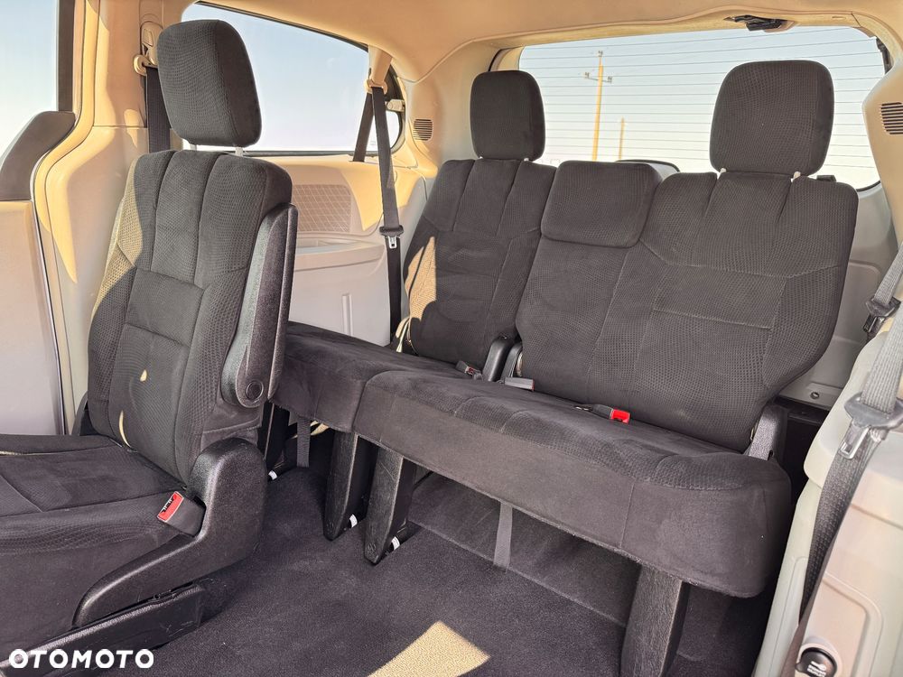 Chrysler Town & Country - 8