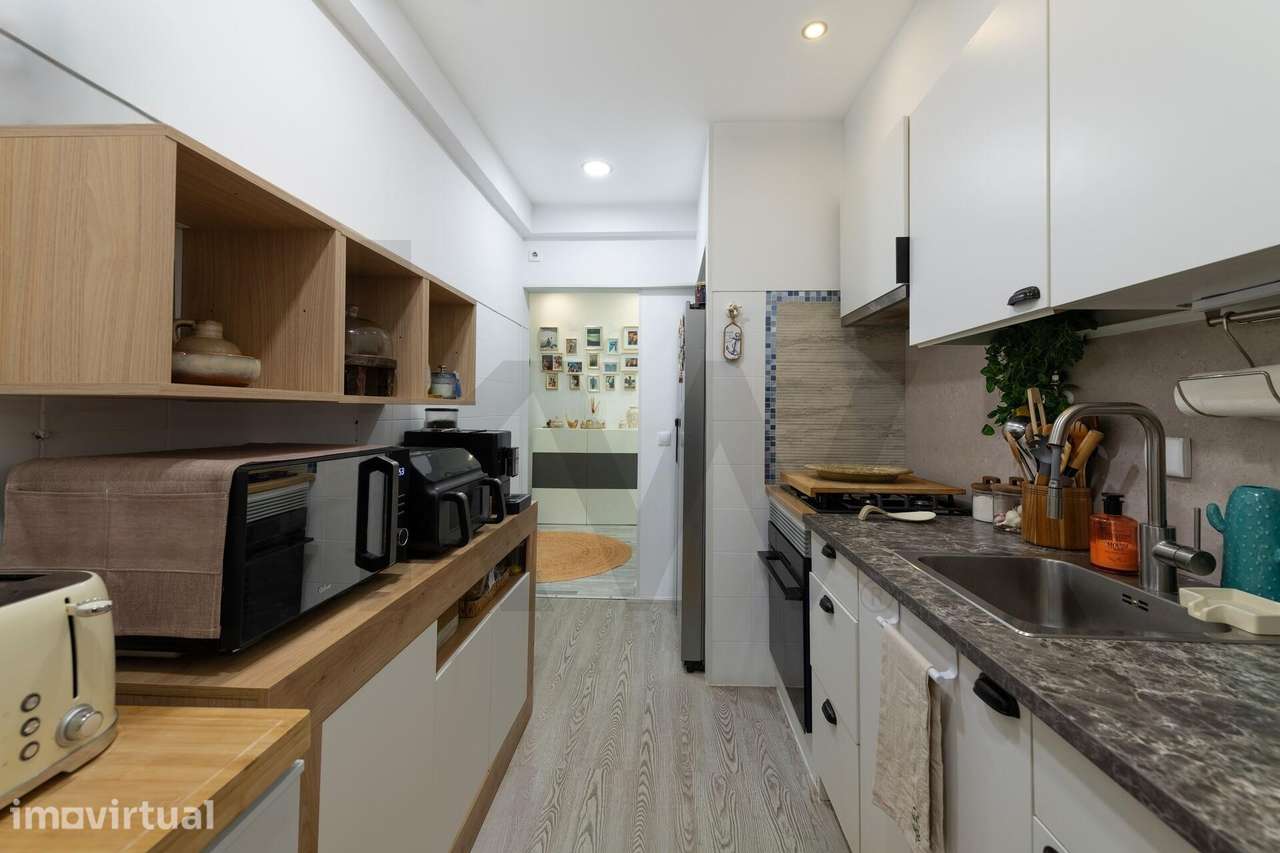 Apartamento T2 Remodelado com Terraço – O Seu Refúgio Junto ao Mar na - Grande imagem: 2/21