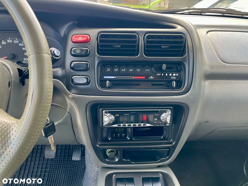 Suzuki Grand Vitara 2.0 Club - 32