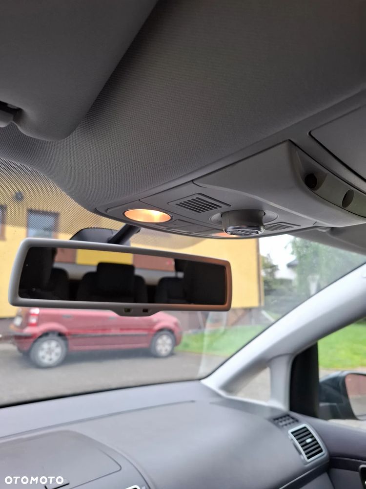 Volkswagen Touran - 11