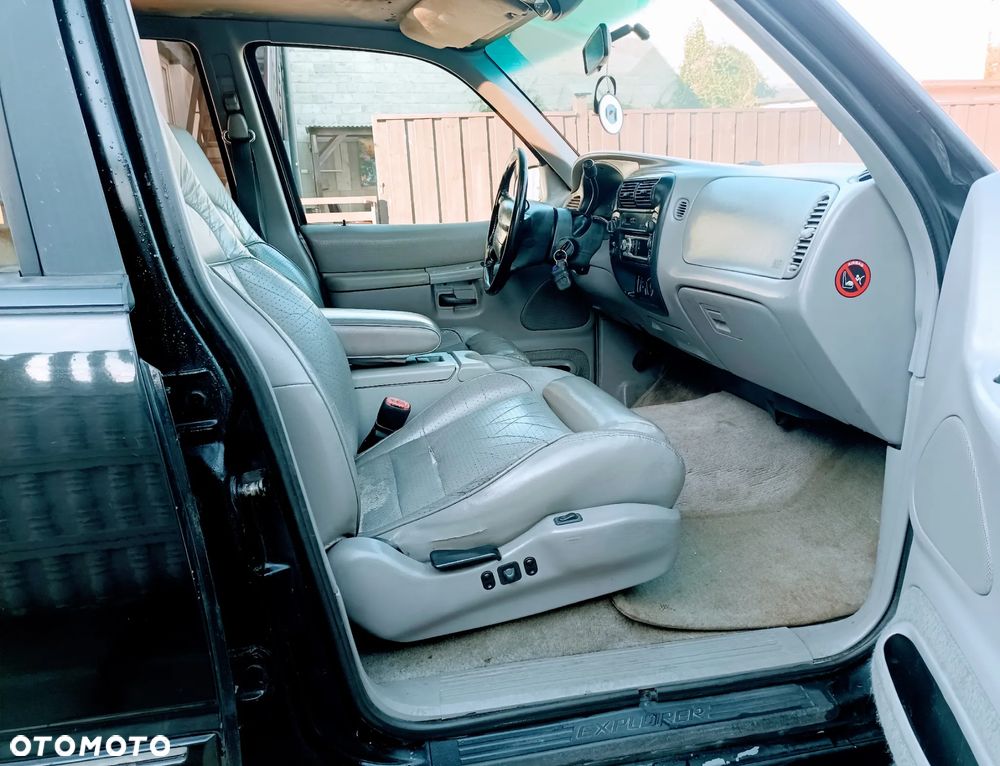 Ford Explorer Standard - 5