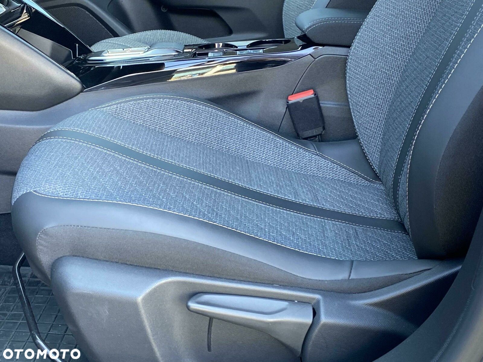 Peugeot 2008 PureTech 130 Allure S&S EAT8 - 21