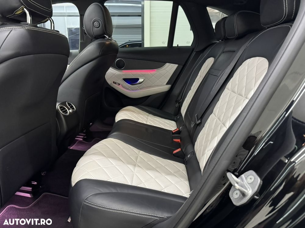 Mercedes-Benz GLC 300 e 4Matic 9G-TRONIC AMG Line - 36