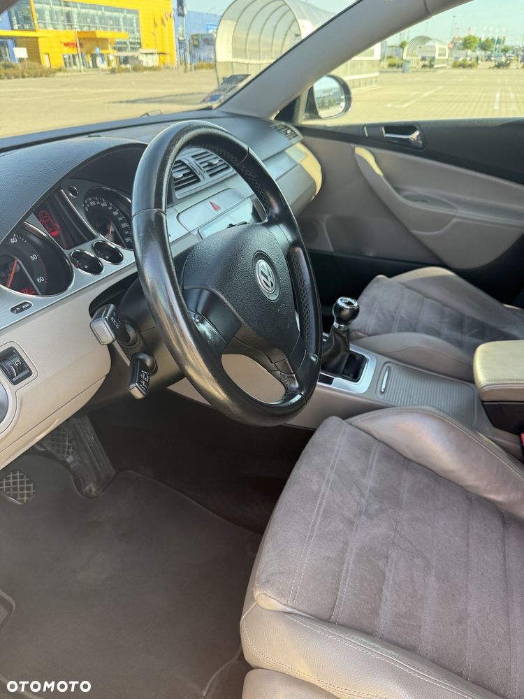 Volkswagen Passat 2.0 TDI DPF Highline - 22