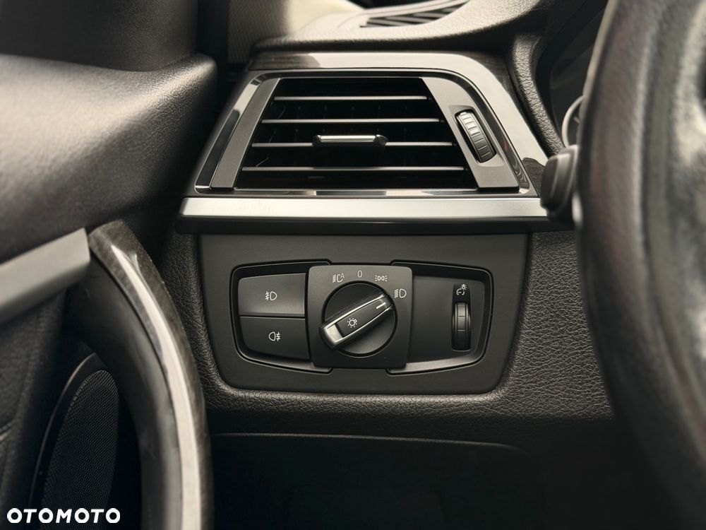 BMW Seria 3 318d Luxury Line EU6 - 32
