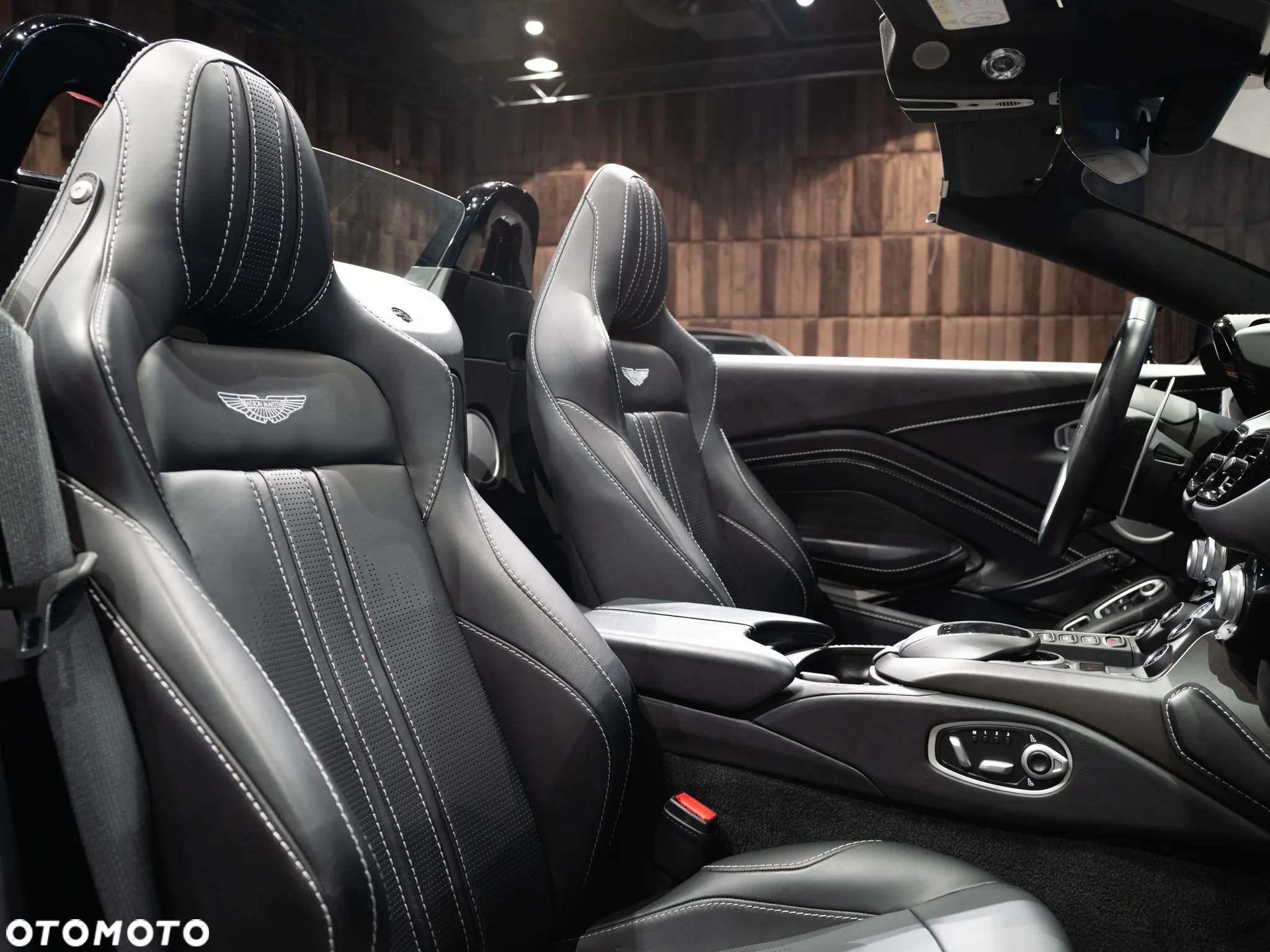 Aston Martin Vantage - 11