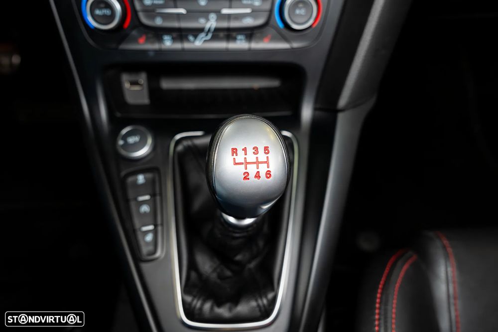 Ford Focus 2.0 EcoBoost ST c/ Pack Pele Desportiva - 37