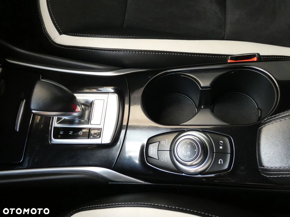 Infiniti Q30 1.6t Premium Tech 7DCT - 24