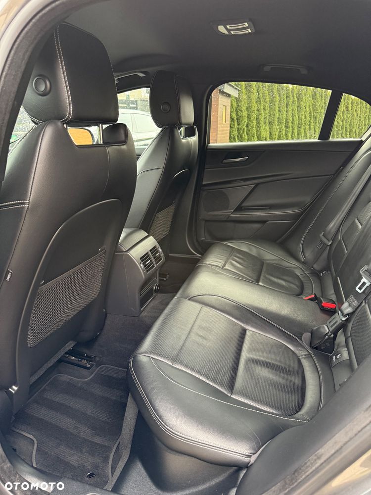 Jaguar XE 20d AWD R-Sport - 27