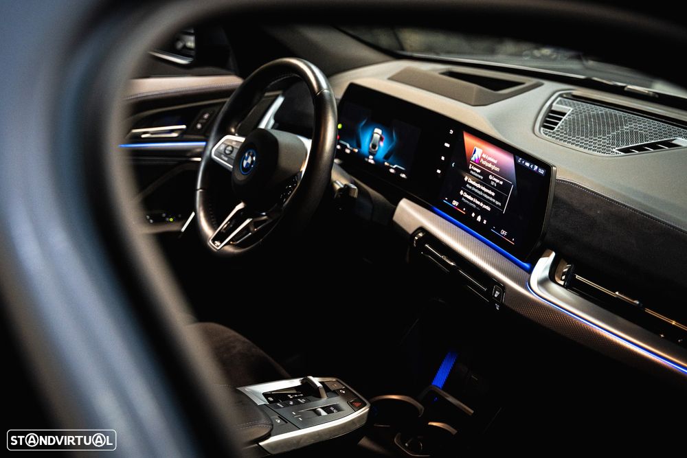 BMW iX2 eDrive20 Pack Desportivo M - 15