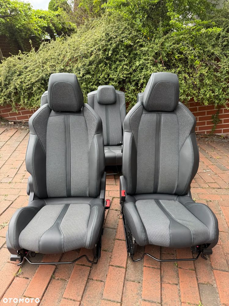 Zadbane fotele do Peugeouta 5008 - 1