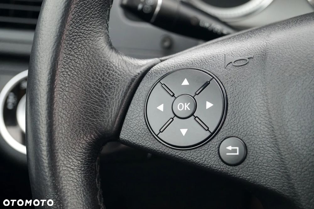 Mercedes-Benz Klasa C 180 CGI Automatik BlueEFFICIENCY Avantgarde - 30