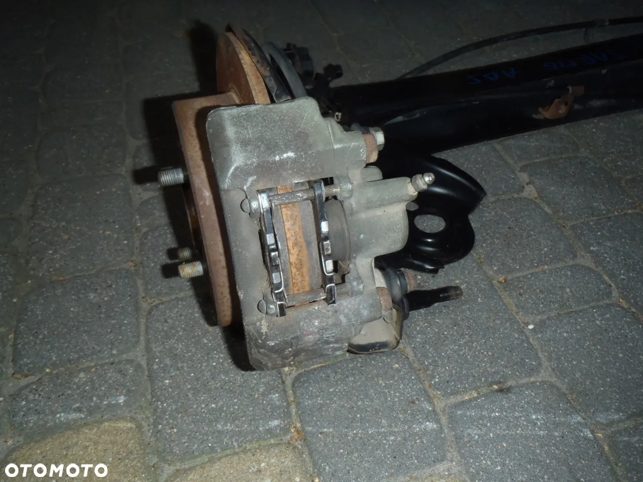 zacisk jarzmo tarcze klocki hamulcowe prowadnica czujnik abs piasta łozysko osłona błotna kotwiczna toyota yaris I 1 98-06r  jak nowe  oryginał - 6