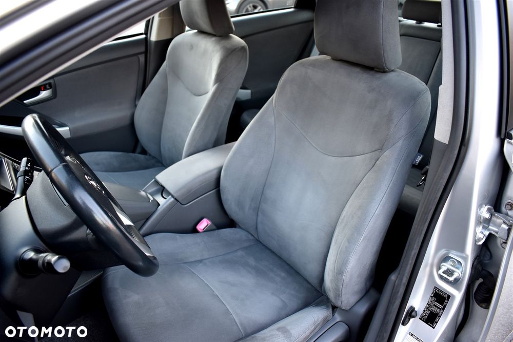 Toyota Prius (Hybrid) Executive - 12