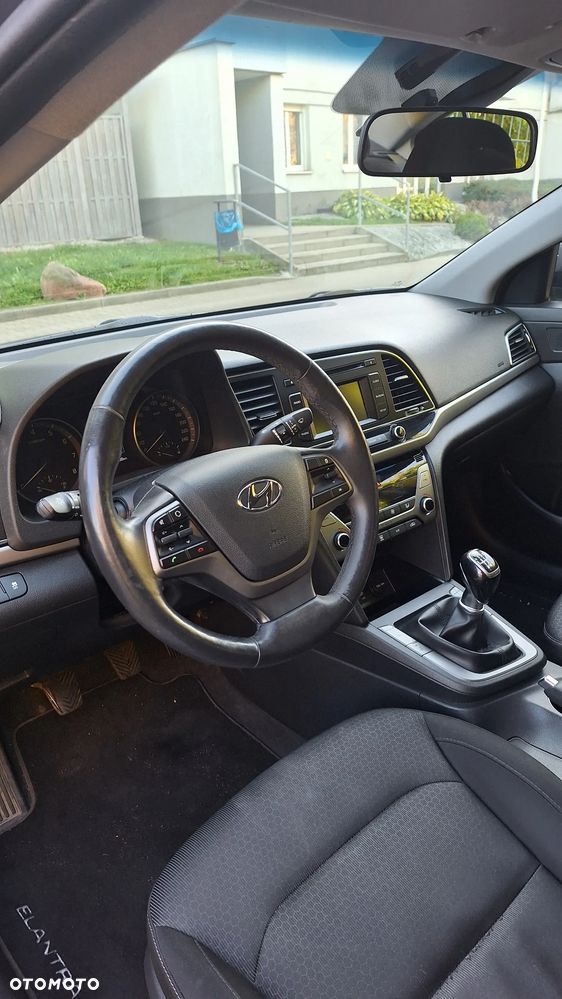 Hyundai Elantra - 12