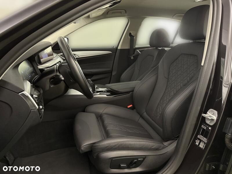 BMW Seria 5 520i mHEV - 11
