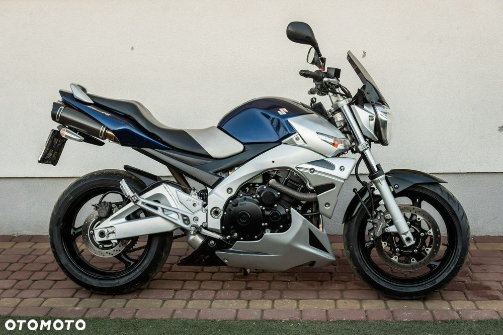 Suzuki GSR - 2