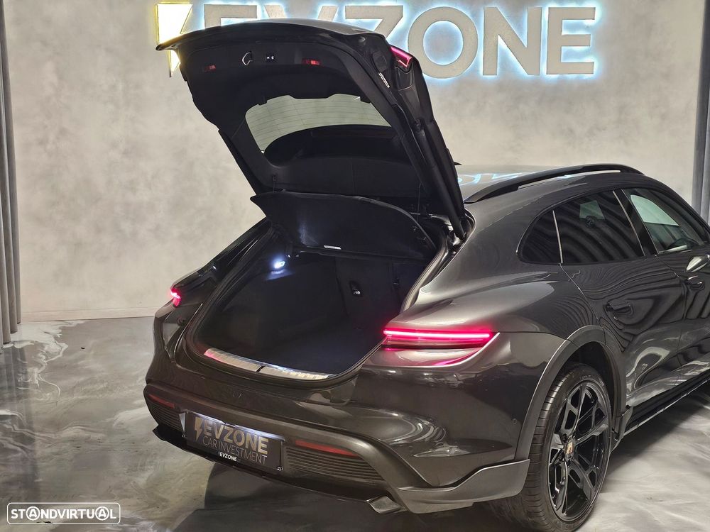 Porsche Taycan Cross Turismo 4 - 33