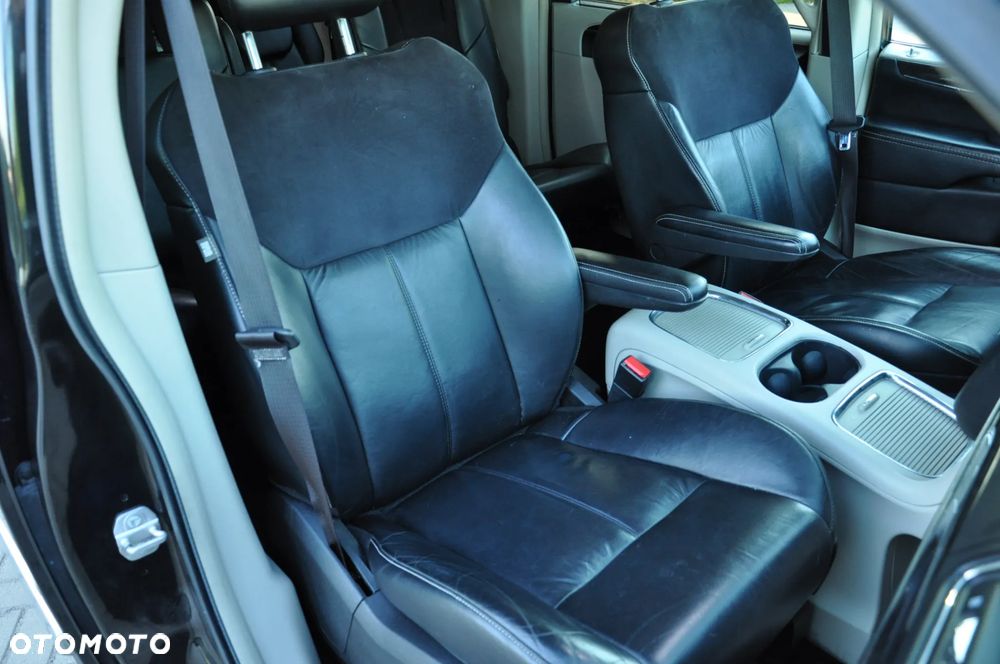 Chrysler Town & Country 3.6 Limited - 26