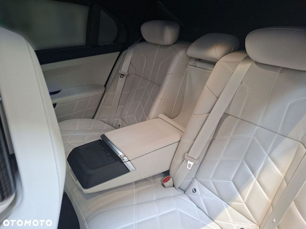 BMW Seria 7 - 18