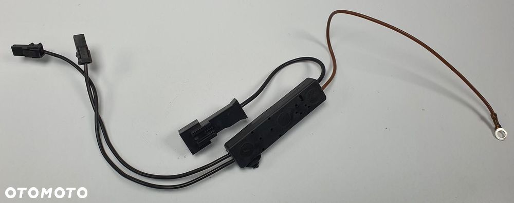 WZMACNIACZ ANTENY MERCEDES W204 A2048709289 - 1