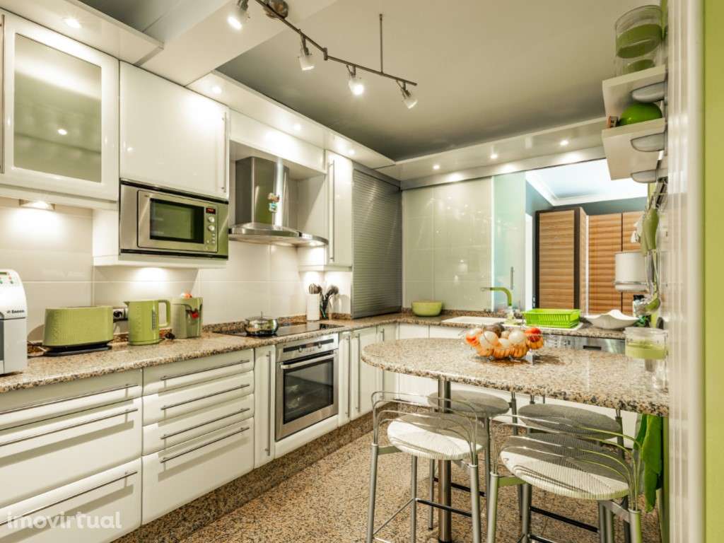 Moradia T4+1 com Garagem e 4 Casas de Banho - Junto ao Sotto Mayor,... - Grande imagem: 2/28