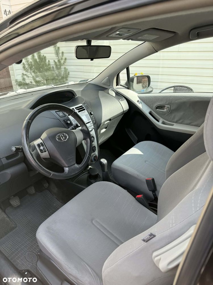 Toyota Yaris - 10