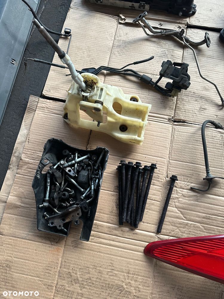 Hyundai ix35 Szyba   Szyby P 43R-000083 50,- Szyba 43R-000083 50,- Przełącznik oświetlenia LMCP20P 50,- Przepływomierz 28164-2A500 150,- Zawód wirowy kolektora ssącego 250,- Głośnik 87660-2S000 50,- Podstawa filtra oleju 26420-2A300 100,- Pompa Vacum 28810-2A500 200,-  Poduszka powietrzna pasażera PA5067100-00 200,- Wtryski 33800-2A800 Hyundai 1.7 CRDI 4x150,- Wybieracz biegów 50,- Listwa wtryskowa 31400-2A420 50,- Lampa tylna prawa 150,- Obudowa rozrządu 21311-2A301 100,- Chłodnica intercooler 28270-2A850 100,- Miska olejowa Hyundai 1.7 CRDI 200,- Obudowa rozrządu 1.7 CRDI 300,- Pokrywa zaworów 300,- Rurka olejowa 100,- Podciśnienie 3.66112.03 100,- Przegub Hyundai 1.7 CRDI 2x300,- Odma smog czarny 100,- Łapa skrzyni 50,/ Pompa wysokiego ciśnienia 1.7 CRDI L036/L038 200,- Łapa 1WA/2S10C/AL15 100,- Pompa wody GMB 50,- Progi IX35 2x150,- - 10