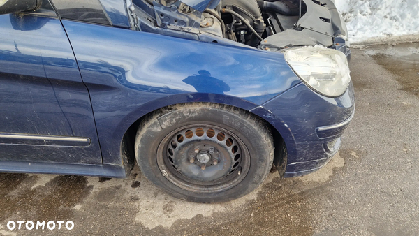 MERCEDES B KLASA W245 BŁOTNIK PRAWY PRZÓD 375