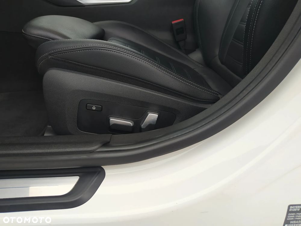 BMW Seria 3 330i Sport Line - 33