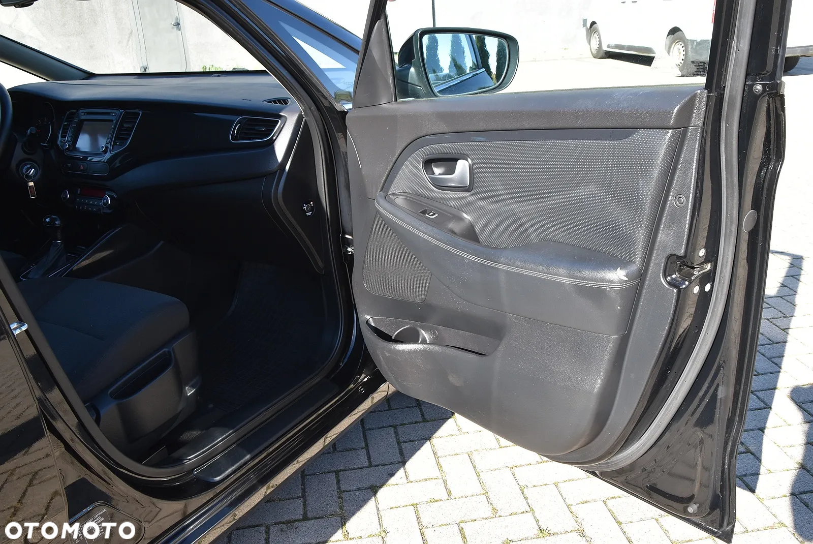 Kia Carens - 38