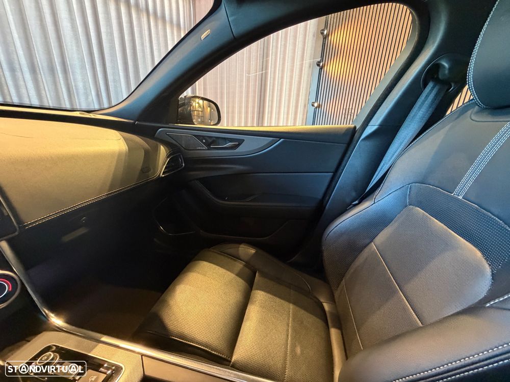 Jaguar XE 2.0 D200 R-Dynamic HSE - 26