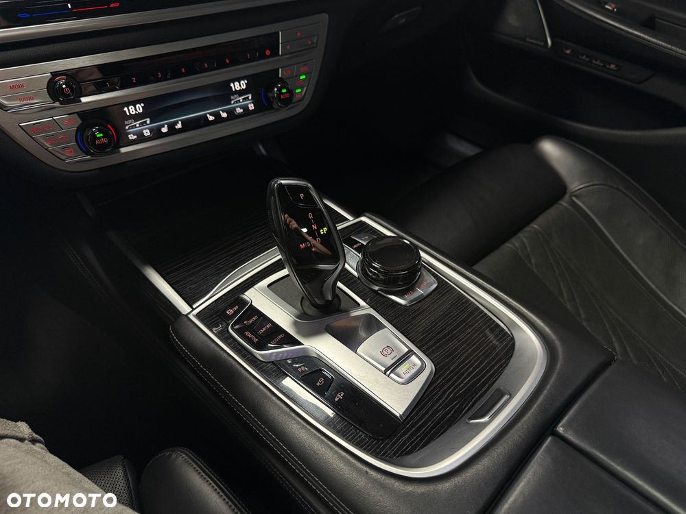 BMW Seria 7 750Li xDrive - 25