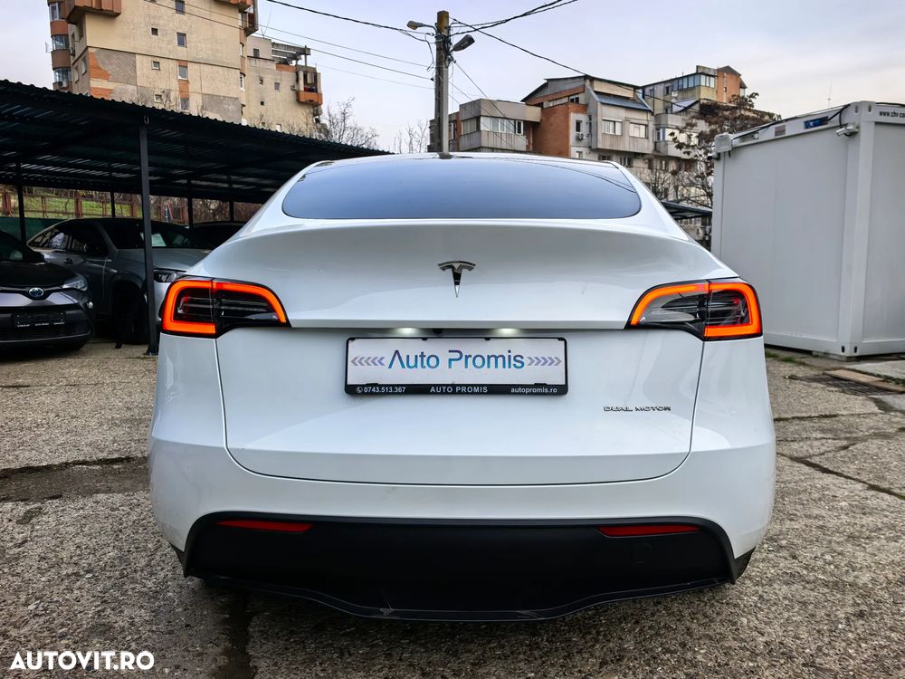 Tesla Model Y - 10