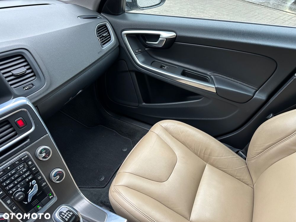 Volvo V60 D4 Momentum - 30
