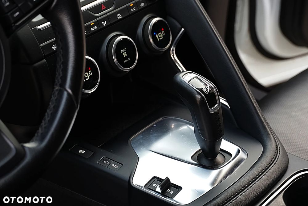 Jaguar E-Pace D180 AWD R-Dynamic HSE - 19