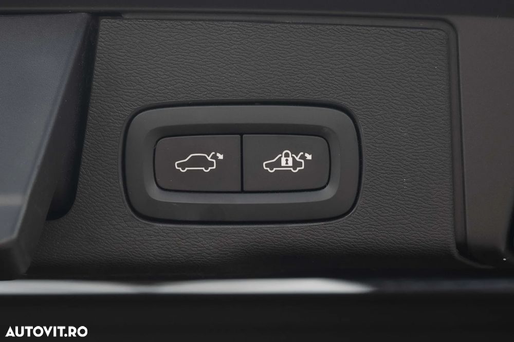 Volvo XC 60 B4 MHEV AT AWD Plus Dark - 13