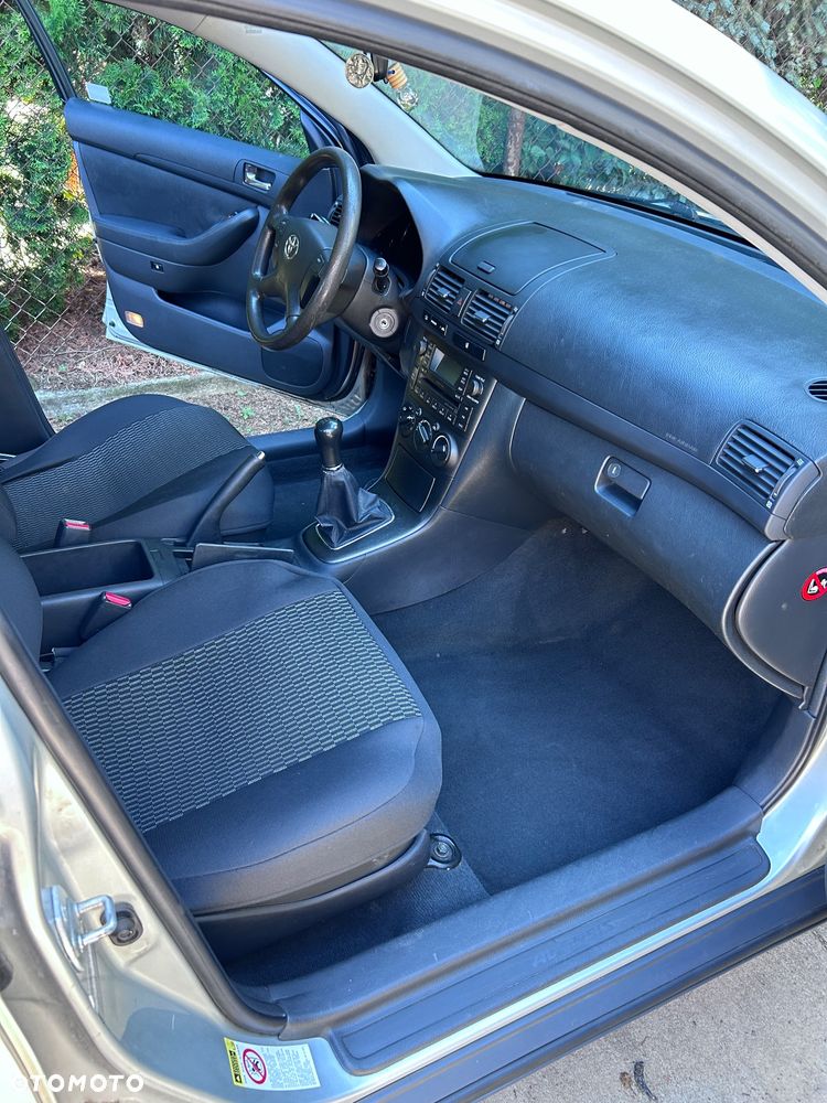Toyota Avensis 1.6 VVT-i Luna - 11