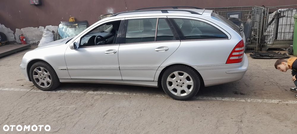 MERCEDES W203 S203 C220 zderzak tylny  775 - 12