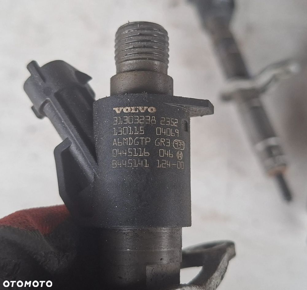 VOLVO V40 II 13r 2.0 WTRYSKIWACZE WTRYSKI KOMPLET 31303238 - 2