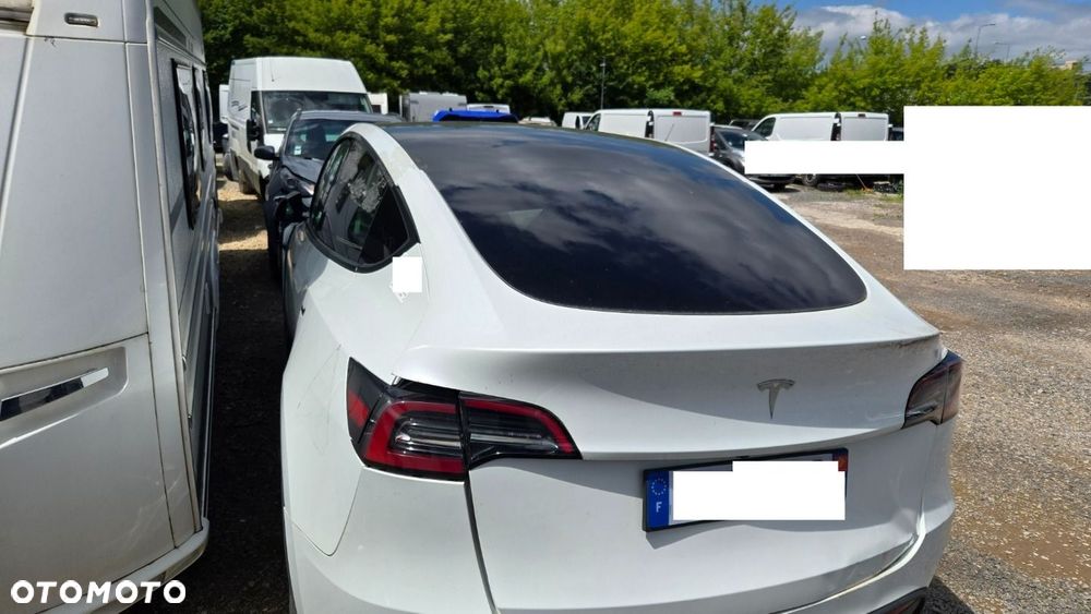 Tesla Model Y - 14