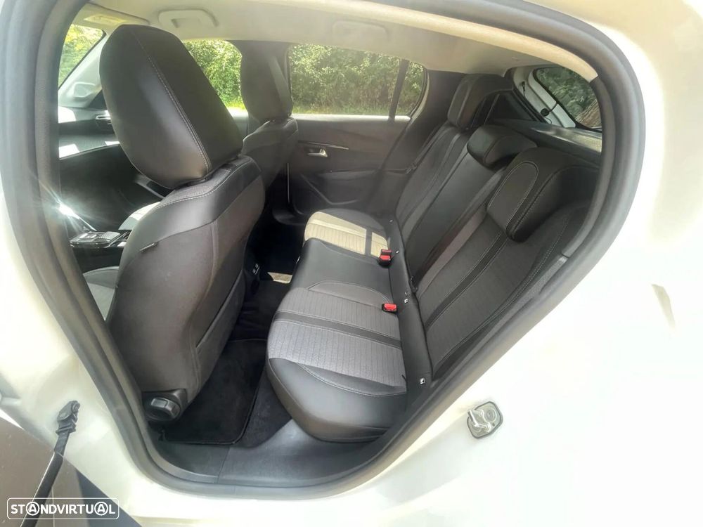 Peugeot e-208 50 kWh Allure Pack — fotografia 18