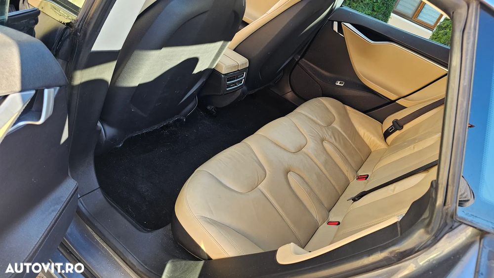 Tesla Model S - 7